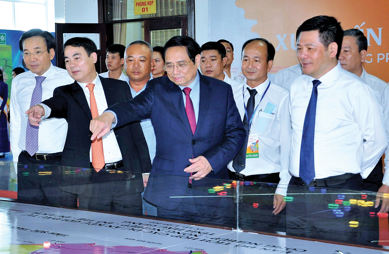 Thủ tướng Phạm Minh Chính và lãnh đạo tỉnh quan sát bản đồ tích hợp các dự án kêu gọi đầu tư công nghiệp - nông nghiệp - đô thị - du lịch tỉnh Hậu Giang.